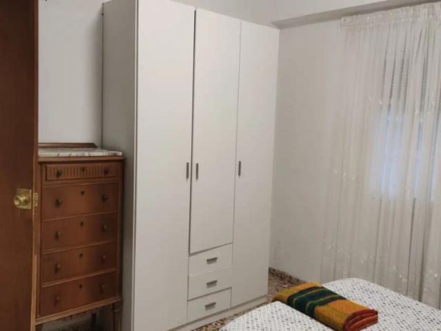 Room for rent in 4 bedroom apartment in Alicante