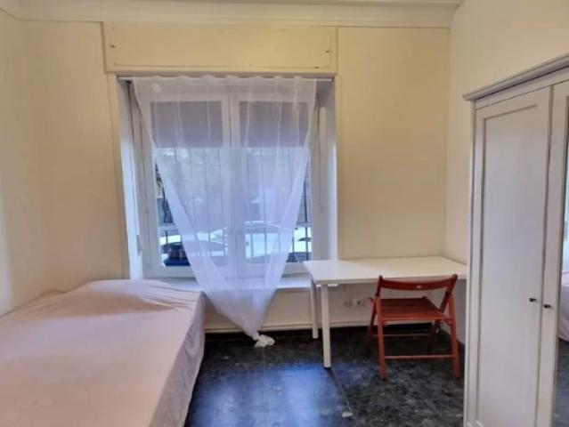 Room for rent in 4 bedroom apartment in Argüelles