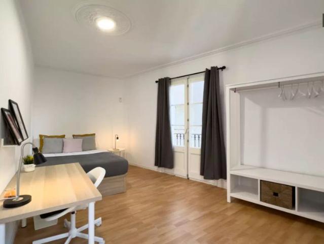 Room for rent in 4 bedroom apartment in Barcelona