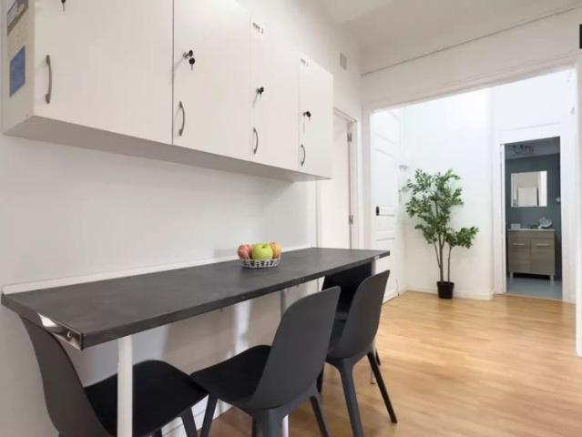 Room for rent in 4 bedroom apartment in Barcelona