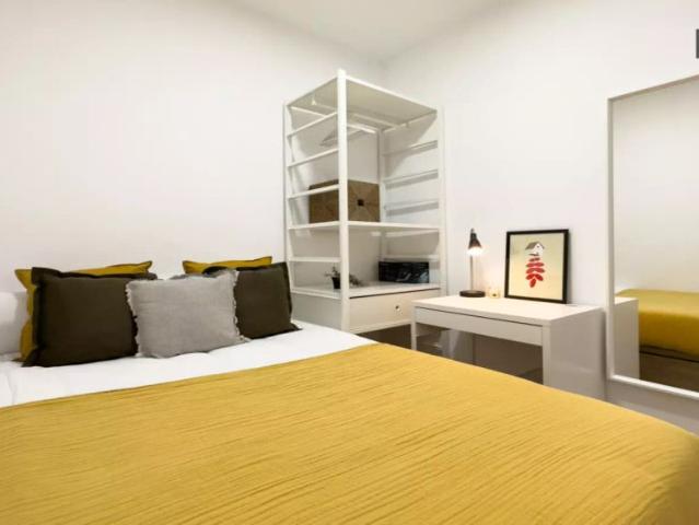 Room for rent in 4 bedroom apartment in Barcelona