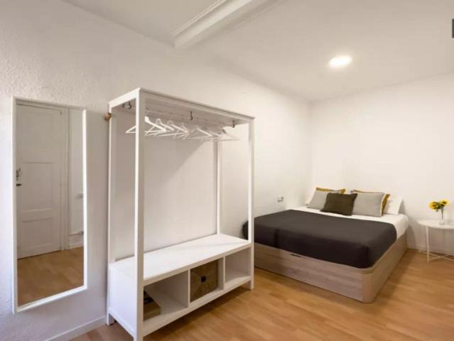 Room for rent in 4 bedroom apartment in Barcelona