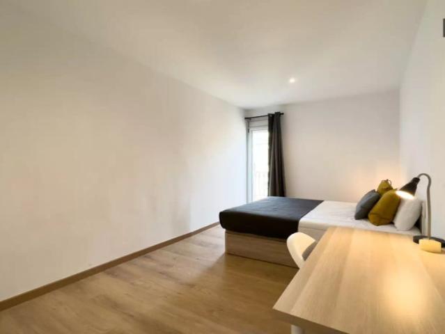 Room for rent in 4 bedroom apartment in Barcelona