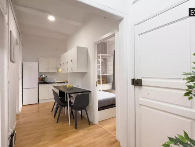 Room for rent in 4 bedroom apartment in Barcelona