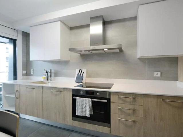 Room for rent in 4 bedroom apartment in Basurto, Bilbao