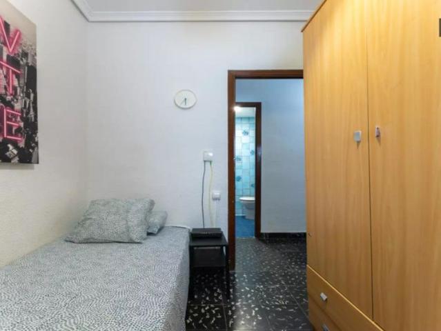 Room for rent in 4 bedroom apartment in Benicalap, Valencia