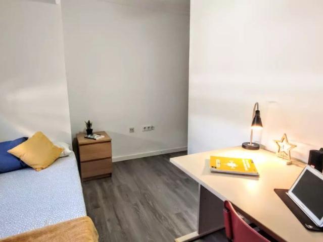 Room for rent in 4 bedroom apartment in Burjassot, Valencia