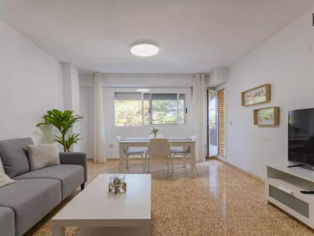Room for rent in 4 bedroom apartment in Burjassot