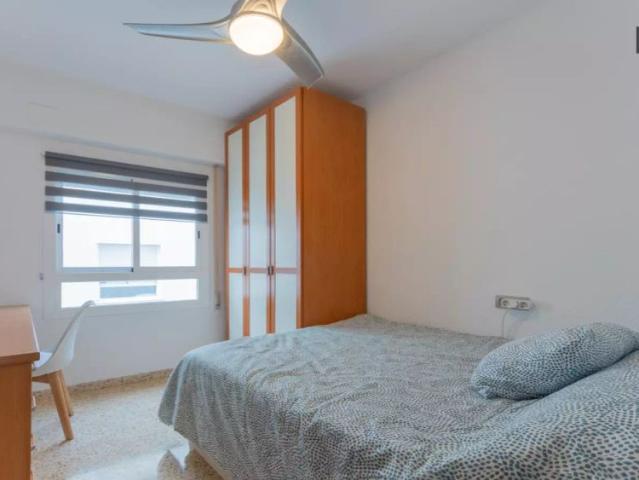 Room for rent in 4 bedroom apartment in Burjassot