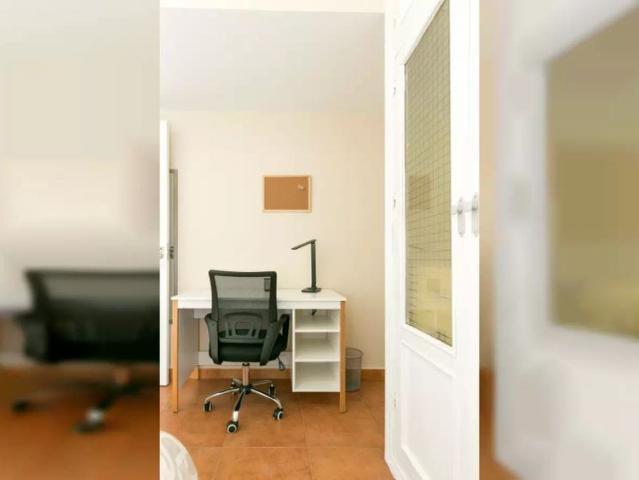 Room for rent in 4 bedroom apartment in Granada
