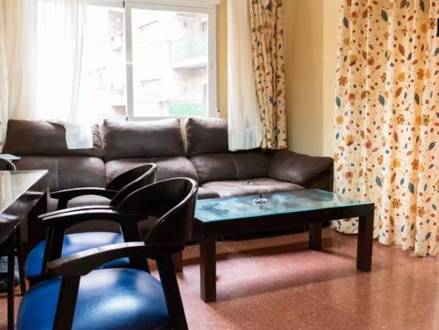 Room for rent in 4 bedroom apartment in Granada