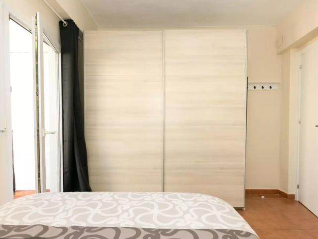 Room for rent in 4 bedroom apartment in Granada