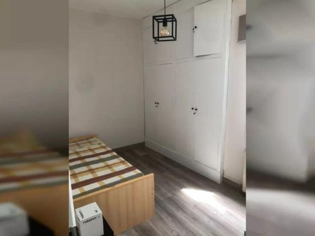 Room for rent in 4 bedroom apartment in Delicias, Zaragoza