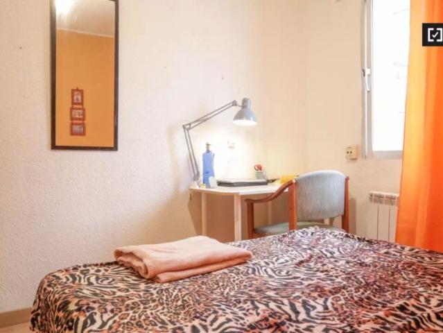Room for rent in 4 bedroom apartment in Opañel, Madrid
