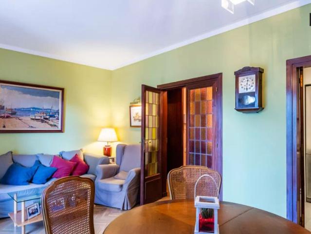 Room for rent in 4 bedroom apartment in La Dreta de l'Eixample