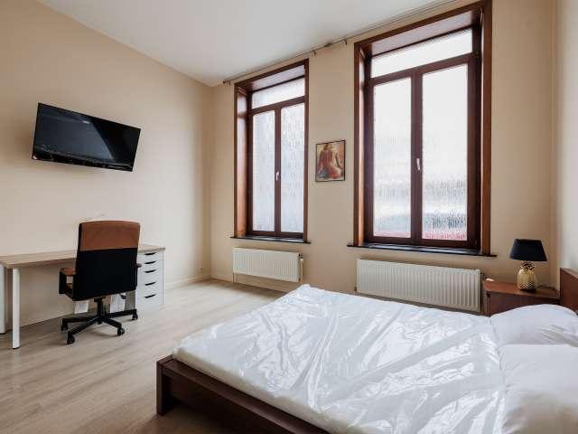 Room for rent in 4 bedroom apartment in Laeken, Brussels