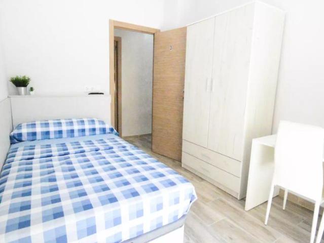 Room for rent in 4 bedroom apartment in L'Amistat, Valencia