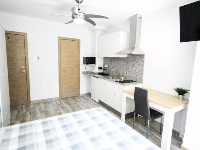 Room for rent in 4 bedroom apartment in L'Amistat, Valencia