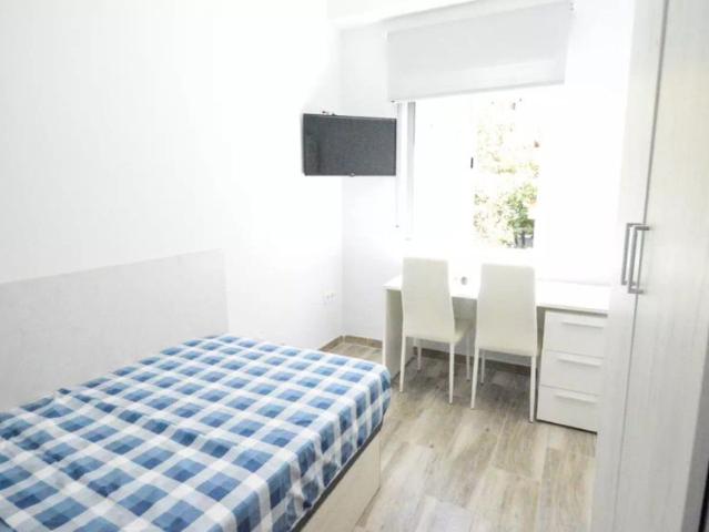 Room for rent in 4 bedroom apartment in L'Amistat, Valencia