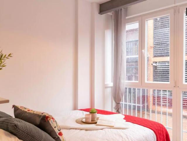 Room for rent in 4 bedroom apartment in Madrid