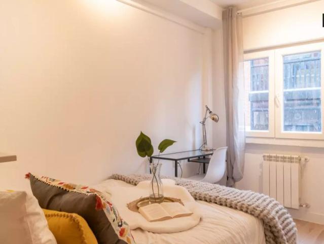 Room for rent in 4 bedroom apartment in Madrid