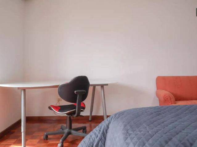 Room for rent in 4 bedroom apartment in Simancas