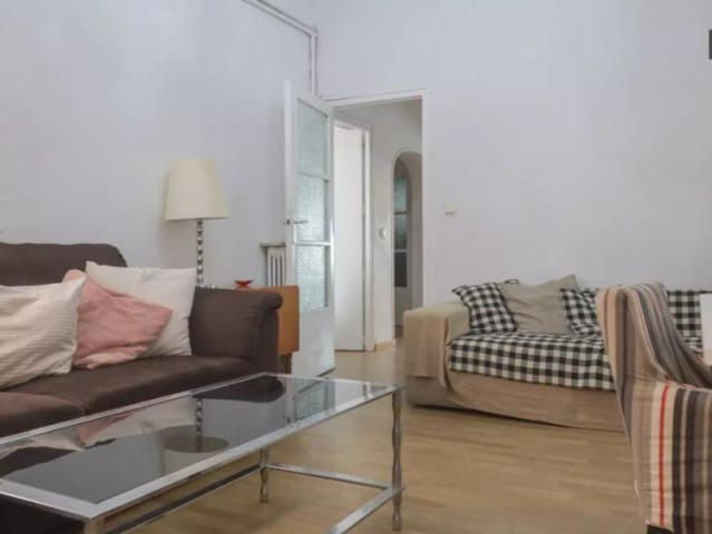 Room for rent in 4 bedroom apartment in Retiro