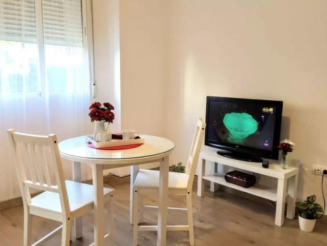 Room for rent in 4 bedroom apartment in Russafa