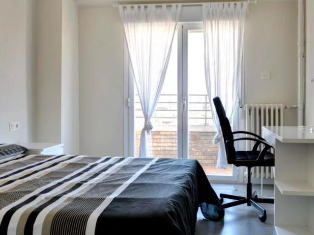 Room for rent in 4 bedroom apartment in Zaragoza