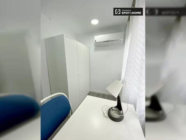 Room for rent in 4 bedroom apartment near the beach in Algirós