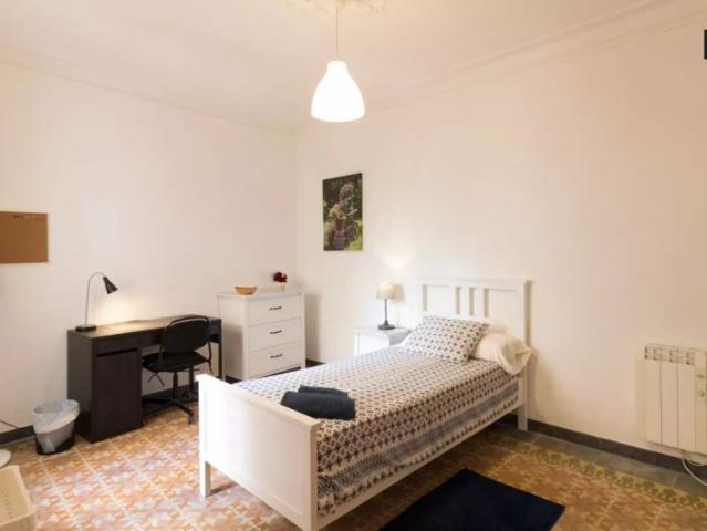 Room for rent in 4 bedroom apartment near La Rambla in central Barri Gòtic