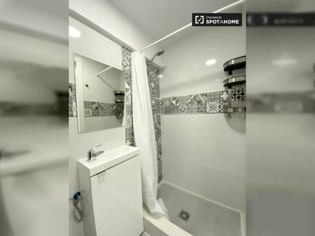 Room for rent in 4 bedroom apartment with AC in Algirós, near beach