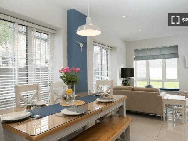 Room for rent in 4 bedroom house in Rathcoole