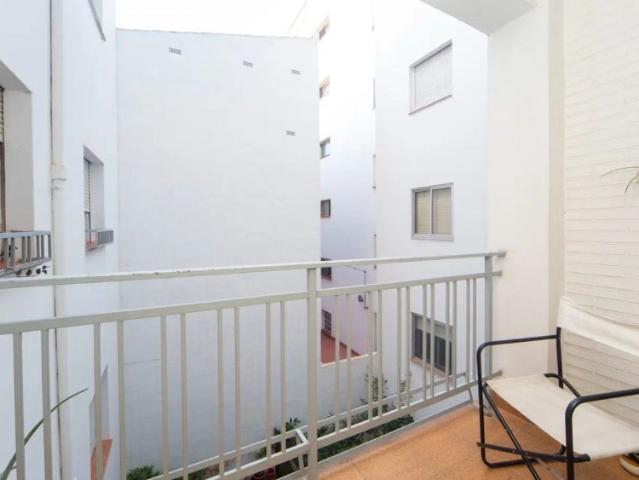 Room for rent in 4 bedrooms apartment in Granada