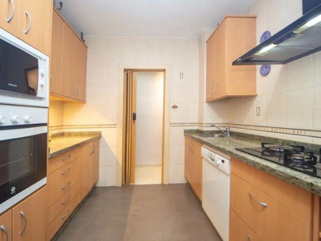 Room for rent in 4 bedrooms apartment in Granada