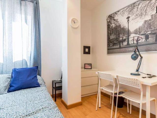 Room for rent in 5 bedroom apartment in Camins al Grau