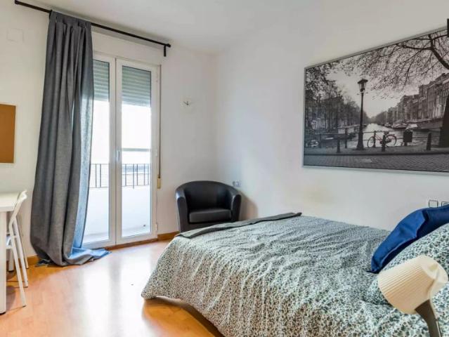 Room for rent in 5 bedroom apartment in Camins al Grau
