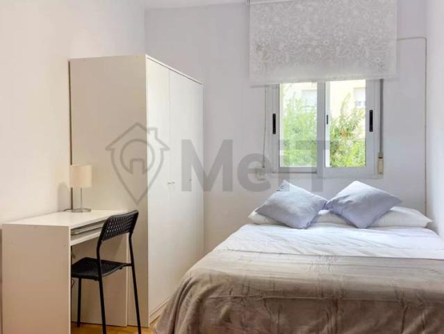 Room for rent in 5 bedroom apartment in Chamartín, Madrid