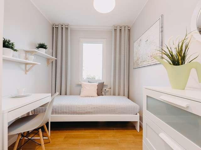 Room for rent in 5 bedroom apartment in Chomiczówka, Warsaw
