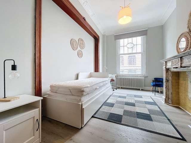 Room for rent in 5 bedroom apartment in Cureghem, Brussels