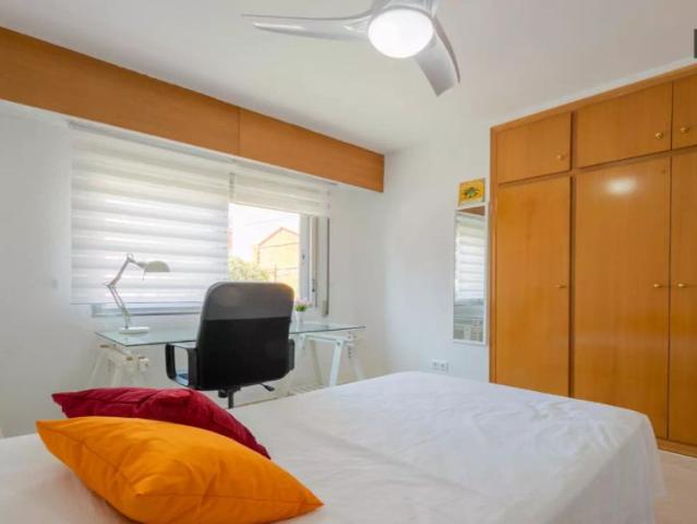Room for rent in 5 bedroom apartment in Albors