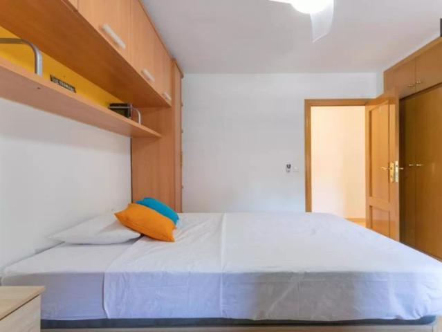Room for rent in 5 bedroom apartment in Albors