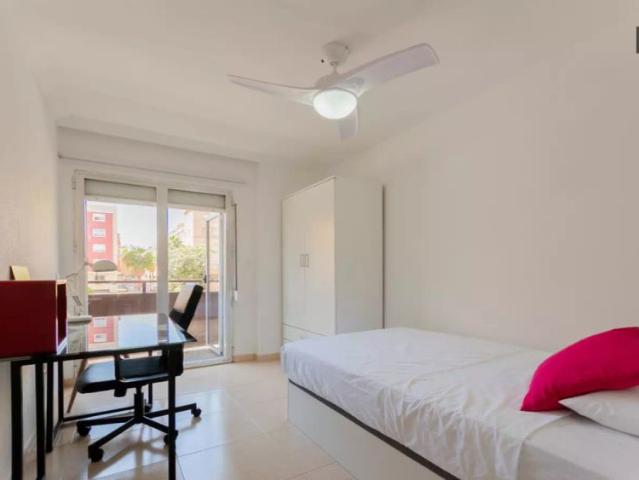 Room for rent in 5 bedroom apartment in Albors