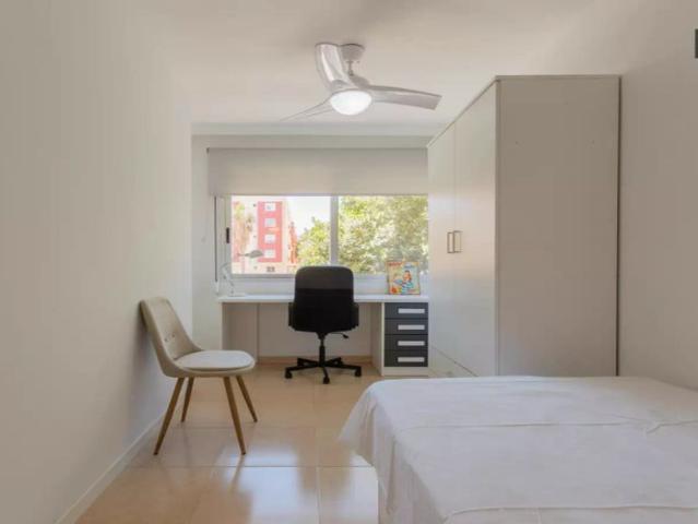 Room for rent in 5 bedroom apartment in Albors