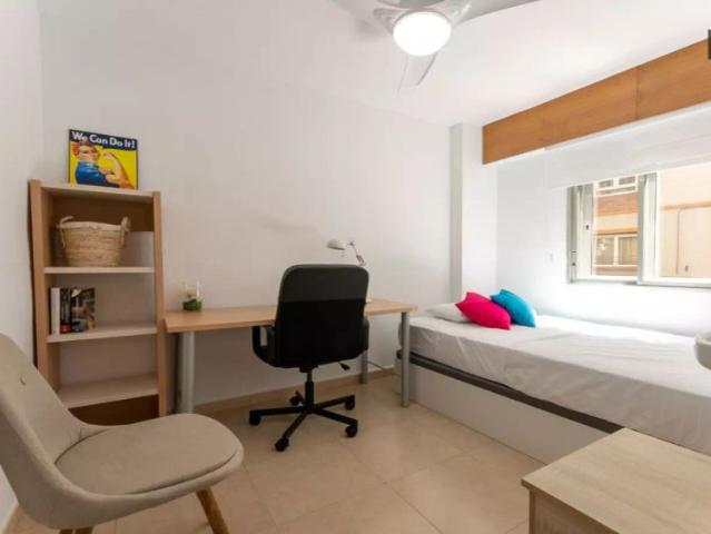 Room for rent in 5 bedroom apartment in Albors