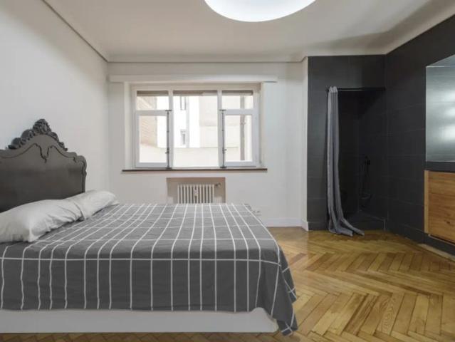 Room for rent in 5 bedroom apartment in Arganzuela