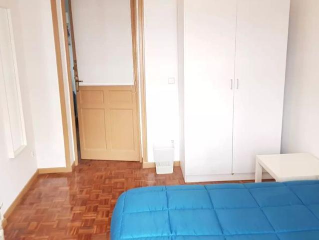 Room for rent in 5 bedroom apartment in Argüelles, Madrid