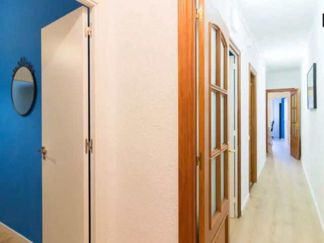 Room for rent in 5 bedroom apartment in Barcelona