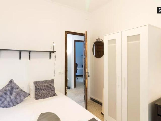 Room for rent in 5 bedroom apartment in Barcelona