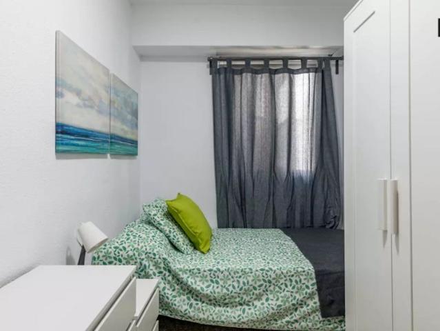 Room for rent in 5 bedroom apartment in Benicalap